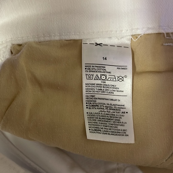 Old Navy White Denim Cuffed Callia Lily Wow BF Shorts - Picture 4 of 4